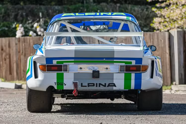 Điểm đặc biệt của chiếc xe này chính là về nguyên bản, xe được xuất xưởng với động cơ 3.0 lít nhưng dung tích của động cơ này được tăng lên 3.5 lít để sử dụng trong các cuộc đua.