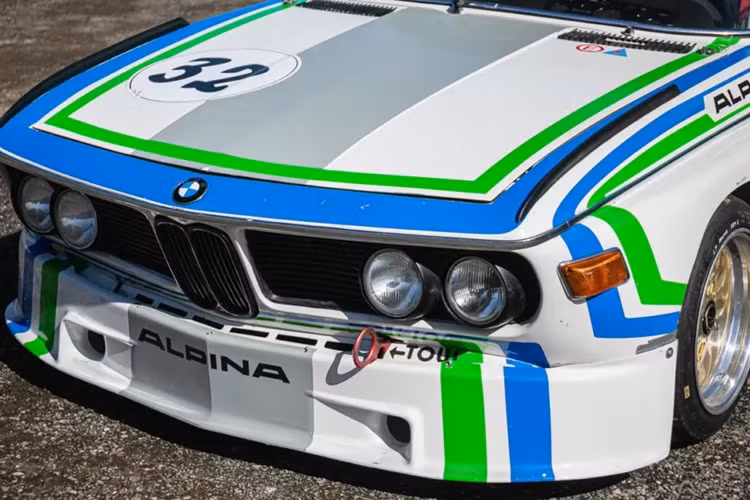 Giống như những chiếc CSL 3.0 đã xuất xưởng với bộ kit khí động học ấn tượng, mẫu xe đua trở nên nổi bật với cánh lướt gió phía trước cỡ lớn và cánh gió sau có thiết kế mang tính biểu tượng.