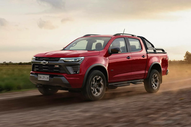  Chevrolet Colorado bán tải của GM, đến nay đã bước sang thế hệ thứ 3 tại Bắc Mỹ kể từ năm 2022. Tuy nhiên tại một số quốc gia khác chẳng hạn như Brazil, thì GM vẫn duy trì sự hiện diện của mẫu Colorado thế hệ thứ 2 dưới tên gọi “Chevrolet S10”.