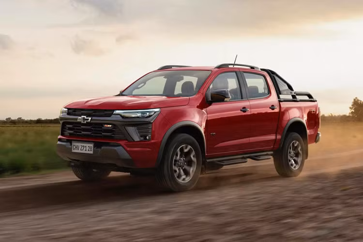  Chevrolet Colorado bán tải của GM, đến nay đã bước sang thế hệ thứ 3 tại Bắc Mỹ kể từ năm 2022. Tuy nhiên tại một số quốc gia khác chẳng hạn như Brazil, thì GM vẫn duy trì sự hiện diện của mẫu Colorado thế hệ thứ 2 dưới tên gọi “Chevrolet S10”.