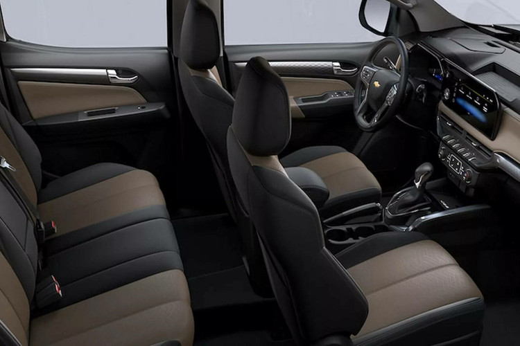 Mặc dù nền tảng khung gầm của xe đã khá cũ kỹ (ra mắt lần đầu năm 2011 và chia sẻ công nghệ với Isuzu D-Max), nhưng GM hứa hẹn rằng những thay đổi lần này sẽ giúp Colorado thế hệ 2 phần nào bắt kịp với mẫu thế hệ 3.