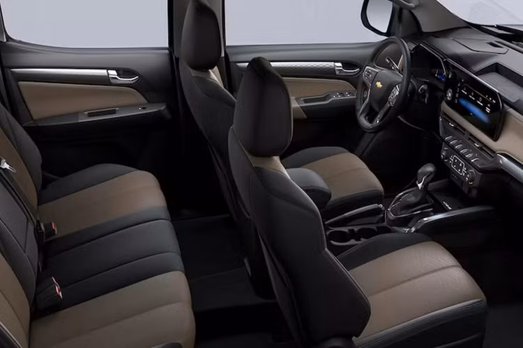 Mặc dù nền tảng khung gầm của xe đã khá cũ kỹ (ra mắt lần đầu năm 2011 và chia sẻ công nghệ với Isuzu D-Max), nhưng GM hứa hẹn rằng những thay đổi lần này sẽ giúp Colorado thế hệ 2 phần nào bắt kịp với mẫu thế hệ 3.