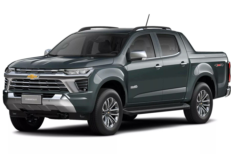 Ở phía sau, đội ngũ thiết kế của nhãn xe Chevrolet đã cho bổ sung thêm cặp đèn LED mới và đồng thời sửa đổi lại khu vực nắp thùng. Ngoài ra, diện mạo mới còn được thể hiện tại các chi tiết trang trí cùng màu thân xe trên phiên bản LTZ cơ sở, các điểm nhấn màu đen trên phiên bản Z71 và loạt chi tiết mạ chrome trên phiên bản High Country.