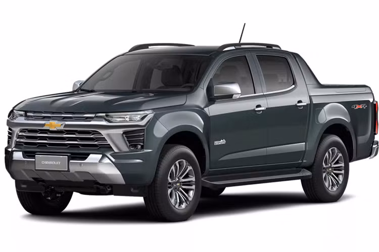 Ở phía sau, đội ngũ thiết kế của nhãn xe Chevrolet đã cho bổ sung thêm cặp đèn LED mới và đồng thời sửa đổi lại khu vực nắp thùng. Ngoài ra, diện mạo mới còn được thể hiện tại các chi tiết trang trí cùng màu thân xe trên phiên bản LTZ cơ sở, các điểm nhấn màu đen trên phiên bản Z71 và loạt chi tiết mạ chrome trên phiên bản High Country.