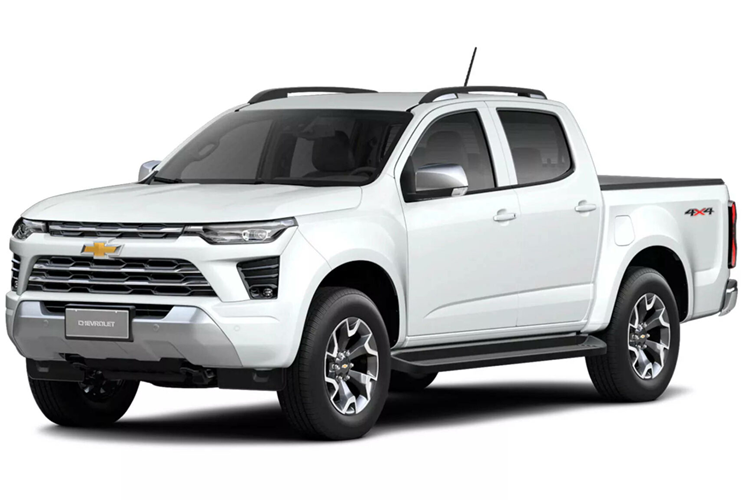 Kiểu dáng của phần lưới tản nhiệt và các khe hút gió phía trước có nét độc đáo riêng giúp phân biệt S10 2025 với những sản phẩm khác trong danh mục hãng xe Mỹ, nhưng riêng phần đèn pha được làm nhỏ lại và có hình khối khá giống với Colorado thế hệ 3. Ở dè trước nay cũng đã có nhiều đường dập nổi hơn.