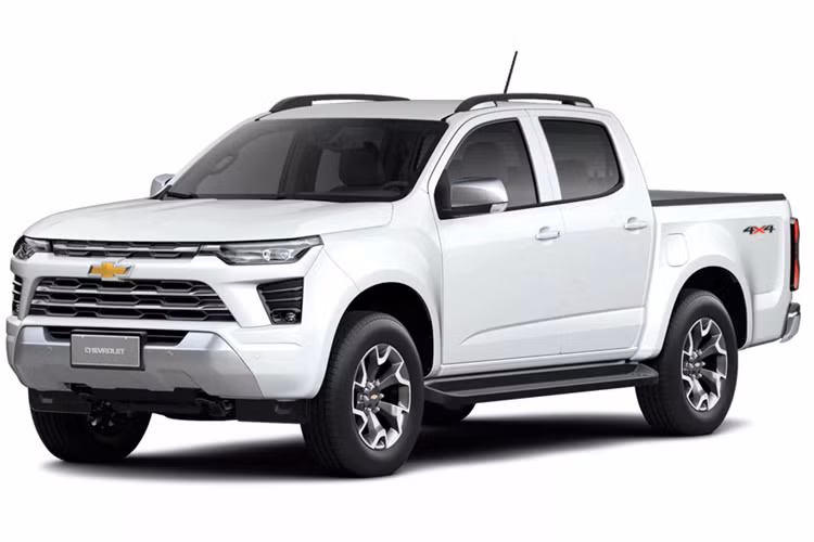 Kiểu dáng của phần lưới tản nhiệt và các khe hút gió phía trước có nét độc đáo riêng giúp phân biệt S10 2025 với những sản phẩm khác trong danh mục hãng xe Mỹ, nhưng riêng phần đèn pha được làm nhỏ lại và có hình khối khá giống với Colorado thế hệ 3. Ở dè trước nay cũng đã có nhiều đường dập nổi hơn.