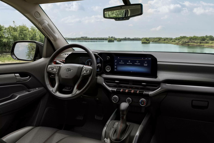 Bước sang đời mới 2025, chiếc xe bán tải Chevrolet S10 trải qua một quá trình nâng cấp đáng kể với mặt trước được thiết kế lại, nội thất được đại tu và nhiều cải tiến khác nhau diễn ra bên dưới lớp thân vỏ.