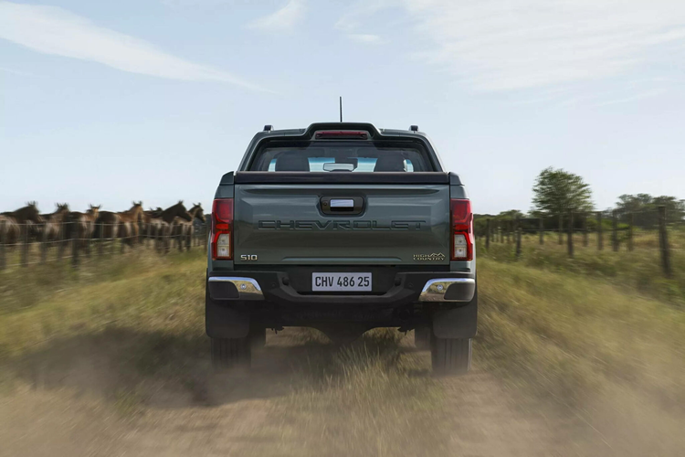 Tuy nhiên, mẫu Chevrolet S10 2025 mới hay Colorado thế hệ thứ 3 dùng chung khung gầm với “đàn anh” Silverado cỡ lớn, dẫn đến kích thước tăng thêm khá nhiều và trở nên không còn phù hợp để xuất khẩu đi quốc tế.