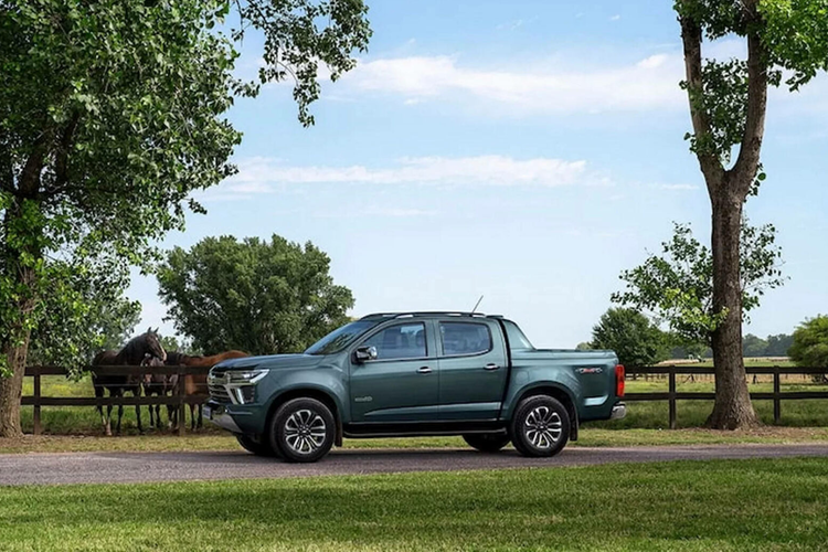 Mẫu S10 2025 còn nhận được hàng loạt cải tiến như thước lái mới, hệ thống treo êm ái hơn, giảm xóc mới, bề rộng vệt bánh lớn hơn và thân vỏ được gia cố thêm về khả năng cách âm, giảm tiếng ồn và độ rung.