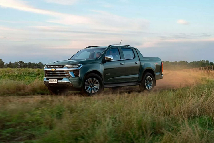 Cuối cùng, gói trợ lái ADAS mới bao gồm thêm tính năng cảnh báo phương tiện cắt ngang phía sau và cảnh báo điểm mù. Bản đời mới 2025 của Chevrolet S10/Colorado thế hệ thứ 2 vẫn sẽ được sản xuất tại nhà máy São José dos Campos của GM ở Brazil.