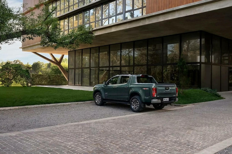 Hiện hãng đã mở đặt cọc kèm theo khuyến mãi tặng kèm tấm bảo vệ và vách ngăn thùng cho những khách hàng đặt xe sớm nhất. Tuy nhiên, mức giá xe Chevrolet S10 2025 vẫn chưa được công bố.