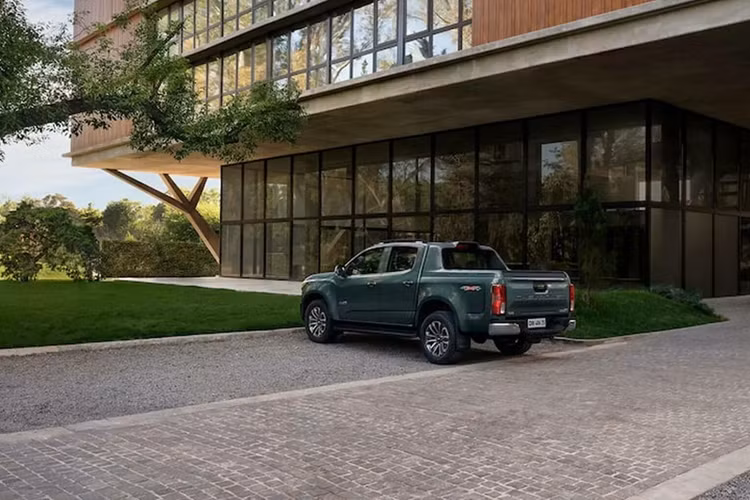 Hiện hãng đã mở đặt cọc kèm theo khuyến mãi tặng kèm tấm bảo vệ và vách ngăn thùng cho những khách hàng đặt xe sớm nhất. Tuy nhiên, mức giá xe Chevrolet S10 2025 vẫn chưa được công bố.