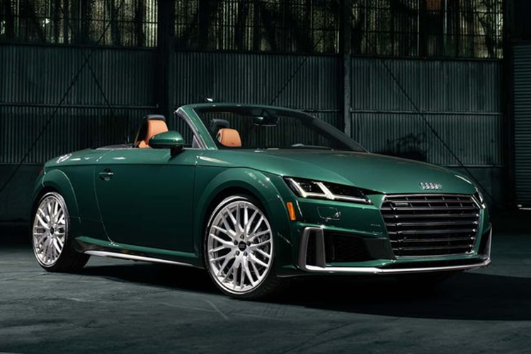  Audi Màu xanh Goodwood Green Pearl trên Audi TT Final Edition – phiên bản cuối cùng của mẫu coupe thể thao này trước khi bị khai tử vào năm 2024. Đây là màu sơn ngoại thất của Audi TT thế hệ đầu tiên.