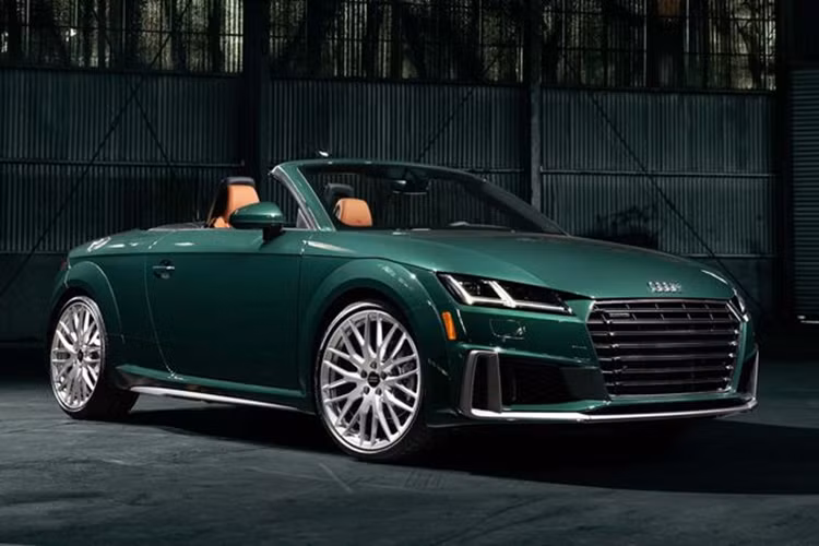  Audi Màu xanh Goodwood Green Pearl trên Audi TT Final Edition – phiên bản cuối cùng của mẫu coupe thể thao này trước khi bị khai tử vào năm 2024. Đây là màu sơn ngoại thất của Audi TT thế hệ đầu tiên.