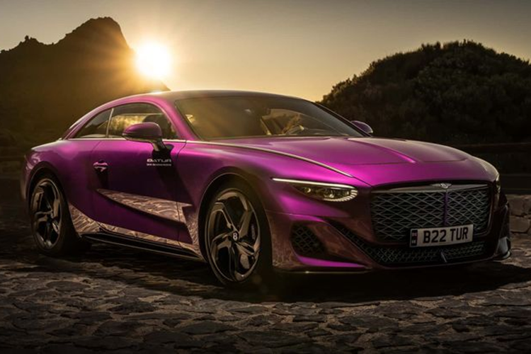  Bentley Bentley Batur sở hữu một danh sách dài các tùy chọn cá nhân hóa. Hãng xe siêu sang tới từ Anh Quốc đã cung cấp cho mẫu coupe trị giá 2,1 triệu USD này nhiều tùy chọn màu sơn ngoại thất ôtô rực rỡ cực kỳ nổi bật, bao gồm Xanh Wasabi, Cam Sunbeam, Xanh Daybright hoặc Bạc Fine Brodgar.