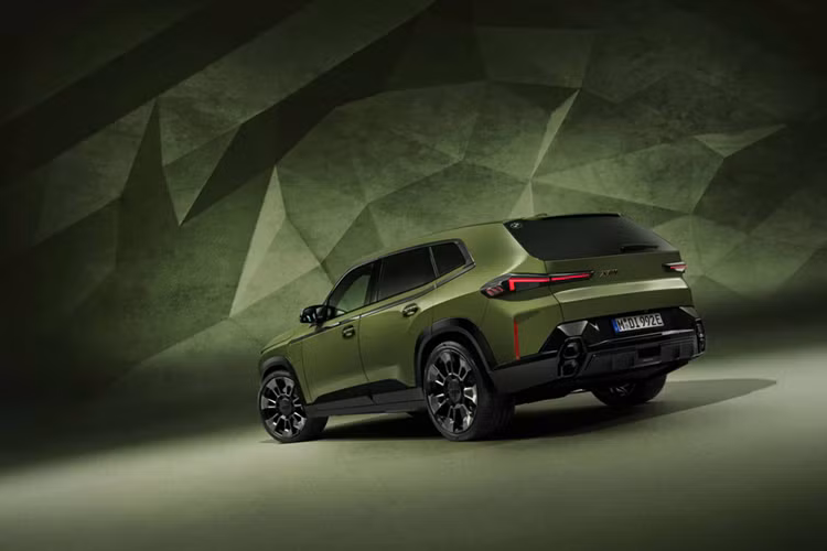 Ngoài ra, hãng cũng cung cấp nhiều màu sơn ngoại thất nổi bật khác trên BMW XM, bao gồm Xanh Anglesey Green metallic, Xanh Mica metallic và Tím Sepia metallic.