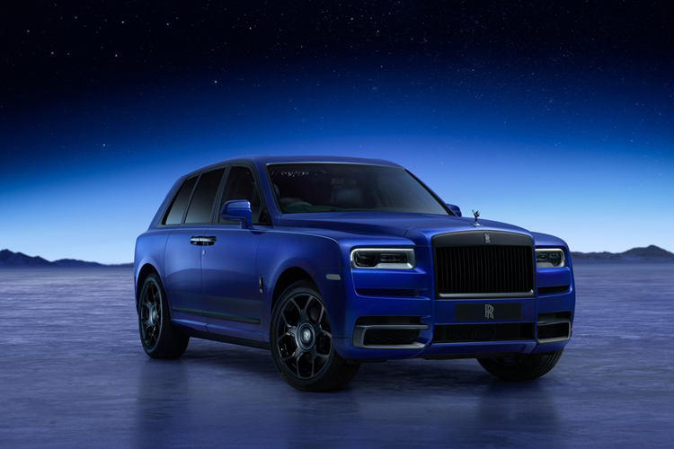  Rolls-Royce Rolls-Royce thường xuyên thực hiện những dự án đặc biệt đối với các mẫu xe của hãng. Năm nay, hãng xe siêu sang tới từ Anh Quốc đã ra mắt Cullinan Blue Shadow với ngoại thất màu xanh thiên thanh đậm có tên gọi là Stardust Blue. Bên cạnh đó, Rolls-Royce còn trình làng Cullinan Pearl Rose với tông màu vàng hồng độc nhất vô nhị.