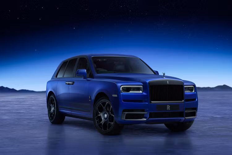  Rolls-Royce Rolls-Royce thường xuyên thực hiện những dự án đặc biệt đối với các mẫu xe của hãng. Năm nay, hãng xe siêu sang tới từ Anh Quốc đã ra mắt Cullinan Blue Shadow với ngoại thất màu xanh thiên thanh đậm có tên gọi là Stardust Blue. Bên cạnh đó, Rolls-Royce còn trình làng Cullinan Pearl Rose với tông màu vàng hồng độc nhất vô nhị.