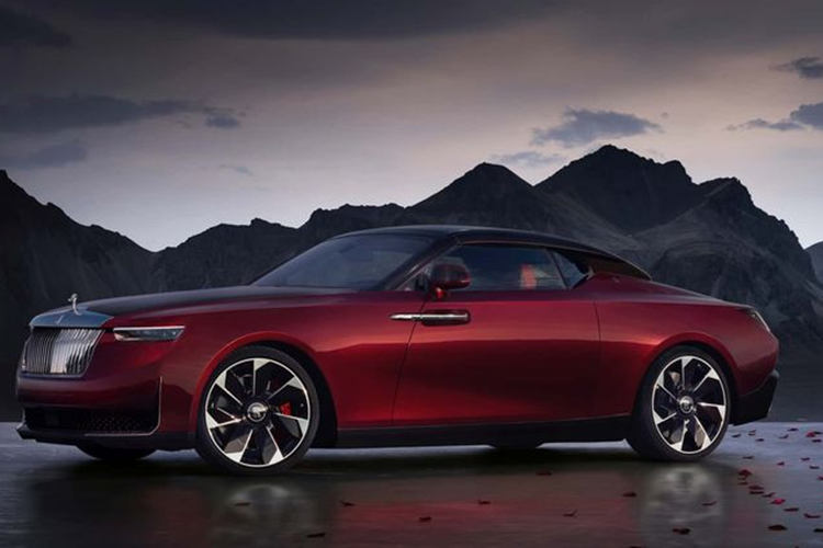 Đặc biệt hơn Rolls-Royce còn ra mắt cả chiếc xe Droptail được chế tác độc lập với màu La Rose Noire, lấy cảm hứng từ vẻ quyến rũ của hoa hồng Black Baccara - một loài hoa mạnh mẽ, mềm mại như nhung, có nguồn gốc từ Pháp.