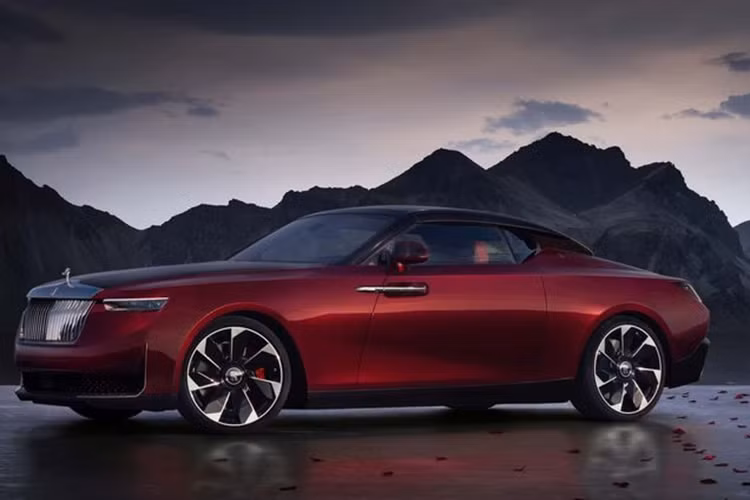 Đặc biệt hơn Rolls-Royce còn ra mắt cả chiếc xe Droptail được chế tác độc lập với màu La Rose Noire, lấy cảm hứng từ vẻ quyến rũ của hoa hồng Black Baccara - một loài hoa mạnh mẽ, mềm mại như nhung, có nguồn gốc từ Pháp.