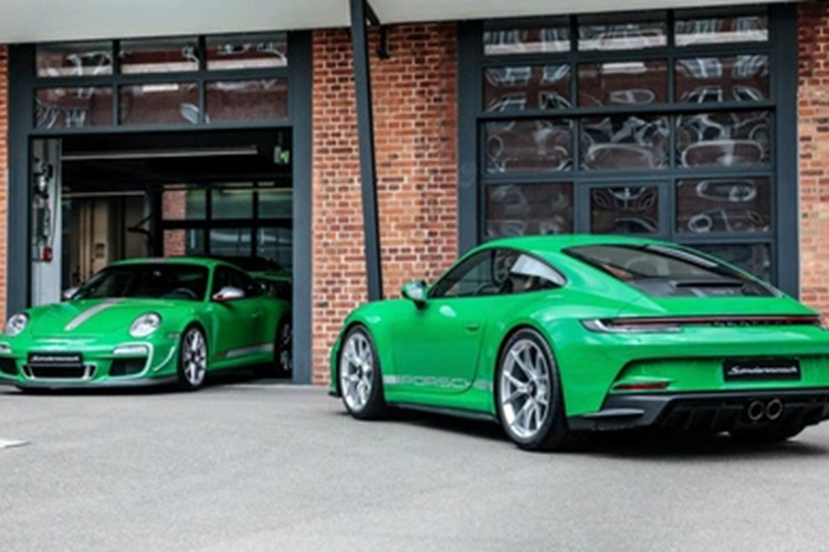 Ngoài các màu sơn có sẵn, Porsche còn cung cấp cho khách hàng khả năng cá nhân hóa màu sơn của xe thông qua dịch vụ Paint-To-Sample Plus. Hồi tháng 2 năm nay, một khách hàng tên là Michael Essmann đã bày tỏ mong muốn hãng tạo tạo ra màu sơn của riêng mình và hãng đã thực hiện của người đàn ông này, đồng thời đặt luôn màu sơn mới là Xanh Essmanngreen.