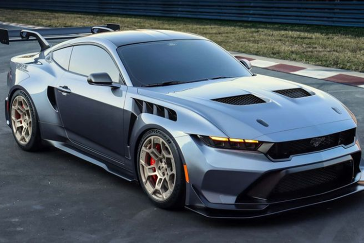  Ford Trong năm nay, Ford đã bổ sung màu sơn Xám Polymimetic Grey cho mẫu xe thể thao Mustang GTD. Màu sơn này được lấy cảm hứng từ nhân vật phản diện T-1000 trong bộ phim Kẻ hủy diệt.