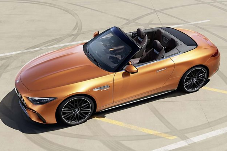  Mercedes-Benz Cam Flame metallic là màu sơn đặc biệt dành cho phiên bản Mercedes-AMG SL63 Big Sur lấy cảm hứng từ hoàng hôn ở California. Kết hợp với màu ngoại thất nổi bật của mẫu xe này là không gian nội thất sanbg trọng với da Nappa khâu tay màu đỏ huyền bí và đen.