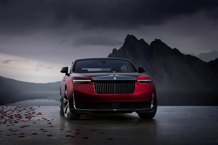 Màu ngoại thất đặc biệt này trông như màu đen khi ở trong bóng râm, nhưng lại chuyển sang màu đỏ ánh kim khi lộ diện dưới ánh sáng mặt trời. Rolls-Royce cho biết để tạo ra màu sơn này, nhóm chuyên gia của hãng đã phải phủ tới 150 lớp sơn lót.