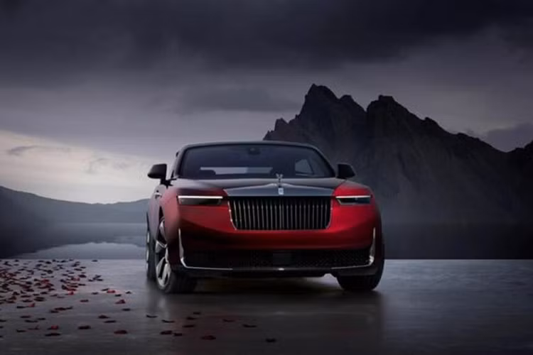 Màu ngoại thất đặc biệt này trông như màu đen khi ở trong bóng râm, nhưng lại chuyển sang màu đỏ ánh kim khi lộ diện dưới ánh sáng mặt trời. Rolls-Royce cho biết để tạo ra màu sơn này, nhóm chuyên gia của hãng đã phải phủ tới 150 lớp sơn lót.
