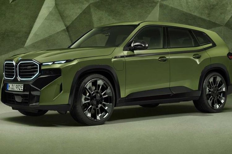  BMW BMW đã ra mắt một số tùy chọn màu sơn mới của năm 2023, đặc biệt là trên mẫu SUV XM. Nổi bật trong số đó là Xanh Urban Green, được lấy cảm hứng từ màu xanh ô liu xuất hiện trên các phương tiện quân sự.