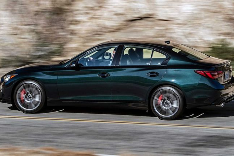  Infiniti Infiniti ra mắt phiên bản đặc biệt của Q50 trong năm nay với màu sơn đặc biệt mang tên Black Opal metallic. Theo nhà sản xuất ô tô, ngoại thất của mẫu xe này có thể có màu xanh lam, xanh lá cây hoặc tím tùy thuộc vào cường độ ánh sáng và góc chiếu.