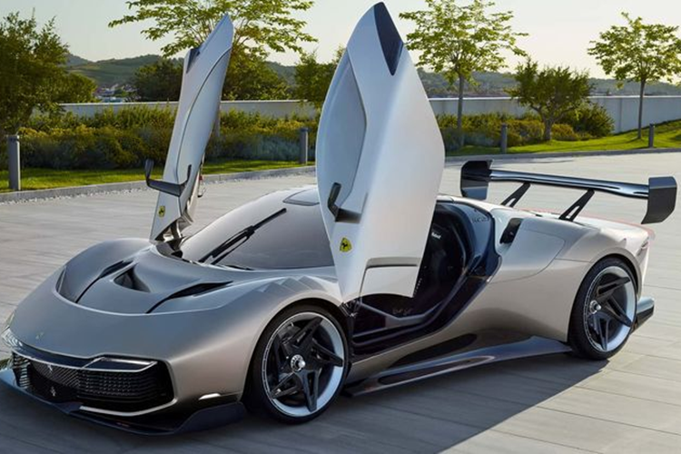  Ferrari Ferrari đã giới thiệu chiếc xe đua KC23 độc nhất vô nhị trong Lễ hội tốc độ Goodwood năm nay. Ngoài tốc độ, chiếc siêu xe này còn thu hút sự chú ý với màu sơn ngoại thất Vàng Gold Mercury đặc biệt, có hiệu ứng kim loại lỏng óng ánh và sáng bóng như gương.