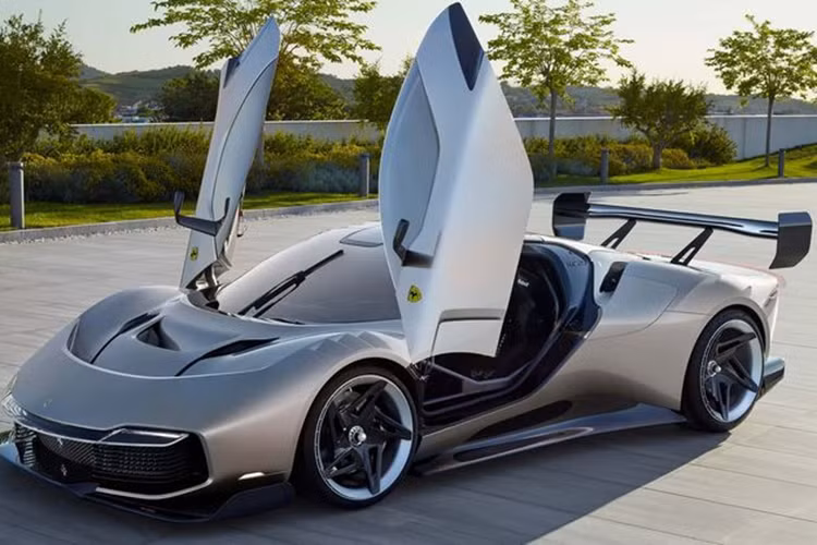  Ferrari Ferrari đã giới thiệu chiếc xe đua KC23 độc nhất vô nhị trong Lễ hội tốc độ Goodwood năm nay. Ngoài tốc độ, chiếc siêu xe này còn thu hút sự chú ý với màu sơn ngoại thất Vàng Gold Mercury đặc biệt, có hiệu ứng kim loại lỏng óng ánh và sáng bóng như gương.