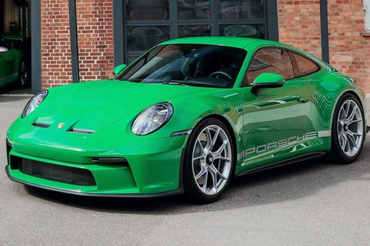  Porsche Bộ phận tùy chỉnh Sonderwunsch của Porsche đã tạo ra một màu ngoại thất đặc biệt cho Panamera 2024 có tên là Tím Leblon Violet metallic. Màu sắc này có tông nền là tím đậm kết hợp với điểm nhấn màu nâu hạt dẻ.