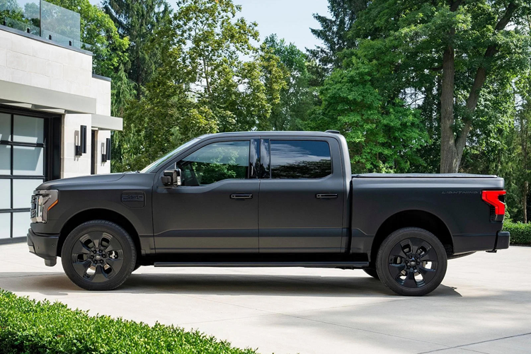 Điều này khiến mẫu xe bán tải chạy điện của Ford mất đi vị thế tốt so với đối thủ Tesla Cybertruck, vốn có giá khởi điểm 60.990 USD (1,486 tỷ đồng) nhưng đang thu hút nhiều sự chú ý hơn nhờ nhiều công nghệ tân tiến và kiểu dáng lạ mắt, ấn tượng.