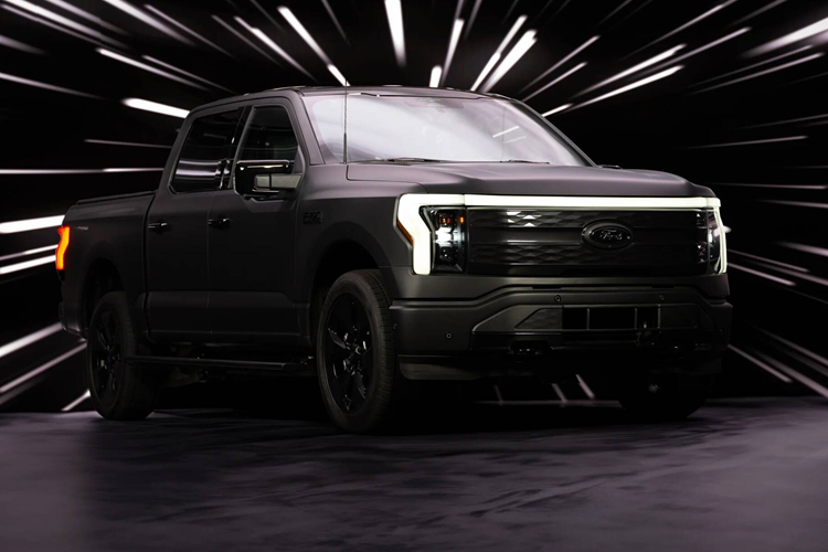 Một đại diện của Ford cho biết: “F-150 Lightning là mẫu xe bán tải thuần điện bán chạy nhất nước Mỹ với doanh số kỷ lục ở quý 4 vừa qua và nhu cầu tiếp tục tăng. Chúng tôi đang thực hiện các điều chỉnh về giá cả, sản xuất và các phiên bản để đạt được sự kết hợp tối ưu giữa tăng trưởng doanh số, lợi nhuận và khả năng tiếp cận các gói hỗ trợ tín dụng của khách hàng.”