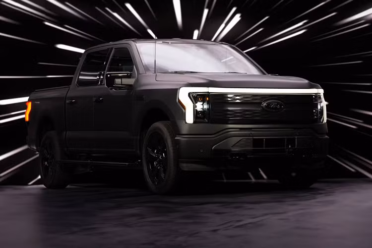 Một đại diện của Ford cho biết: “F-150 Lightning là mẫu xe bán tải thuần điện bán chạy nhất nước Mỹ với doanh số kỷ lục ở quý 4 vừa qua và nhu cầu tiếp tục tăng. Chúng tôi đang thực hiện các điều chỉnh về giá cả, sản xuất và các phiên bản để đạt được sự kết hợp tối ưu giữa tăng trưởng doanh số, lợi nhuận và khả năng tiếp cận các gói hỗ trợ tín dụng của khách hàng.”