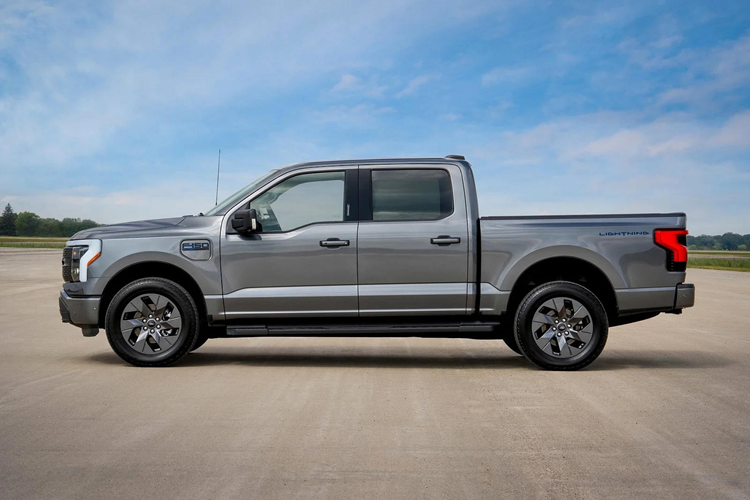 Song song đó, giá xe Forrd F-150 Lightning đời mới 2024 cũng được thay đổi khá nhiều. Phiên bản cấp thấp nhất của F-150 Lightning 2024 giờ đây sẽ có giá bán 57.090 USD (1,390 tỷ đồng), tăng thêm 5.000 USD (122 triệu đồng) so với trước.