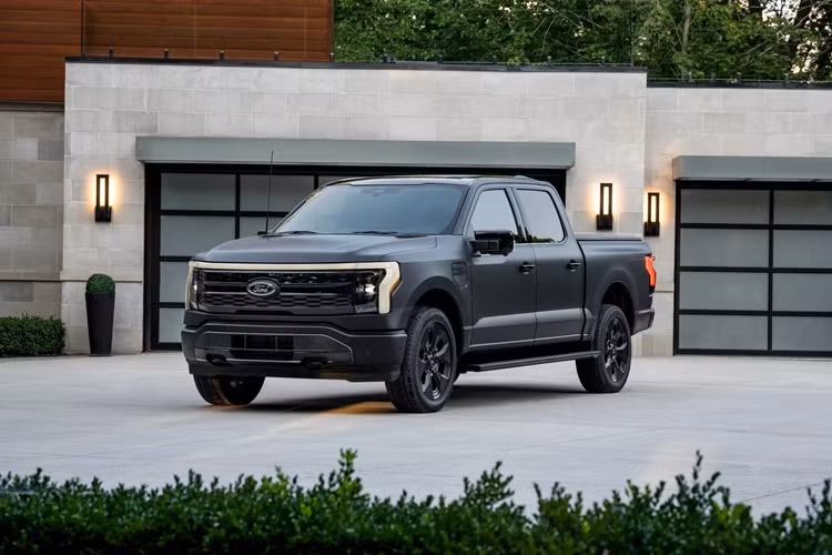 Đợt này, Ford cũng công bố việc bổ sung thêm tiện ích cho phiên bản F-150 Lightning Flash để trở nên cao cấp hơn so với bản XLT nhưng vẫn chưa đến mức “xịn” như Lariat. Giá của bản này là 75.590 USD (1,842 tỷ đồng), cũng tăng khá nhiều so với trước đây từng được bán dưới ngưỡng 70.000 USD (1,705 tỷ đồng).