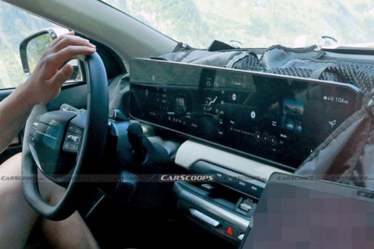 Hiện tại, Kia vẫn chưa xác nhận hệ thống điện nào sẽ được áp dụng cho EV4 nhưng có khả năng cao hãng sẽ chọn hệ thống 400 volt tương tự như EV3 nhằm tiết kiệm giảm chi phí sản xuất và giảm giá thành sản phẩm.