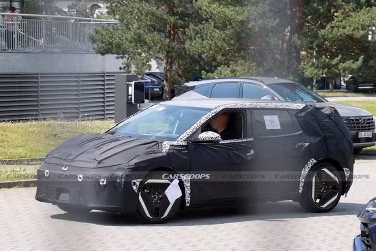 Ngoài ra, Kia cũng đang phát triển một phiên bản động cơ kép mạnh mẽ hơn, hỗ trợ hệ dẫn động bốn bánh, để cung cấp thêm sự lựa chọn cho khách hàng. Dự kiến, giá xe Kia EV4 2025 sẽ dao động trong khoảng 30.000 USD (745,3 triệu đồng), tương tự EV3. Thời gian xe ra mắt sẽ là trong năm 2025.