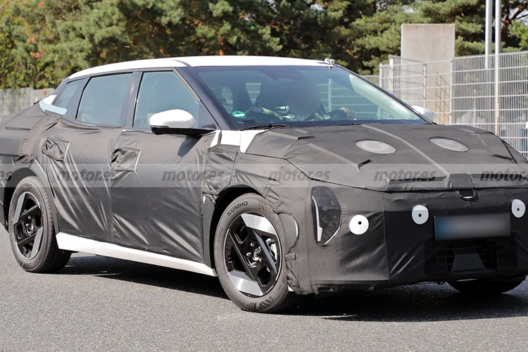 Cả Kia EV3 và EV4 đều dùng khung gầm E-GMP giống EV6 và EV9. Tuy nhiên, EV3 lại dùng hệ thống điện 400V thay vì 800V cao cấp giống các “đàn anh”.