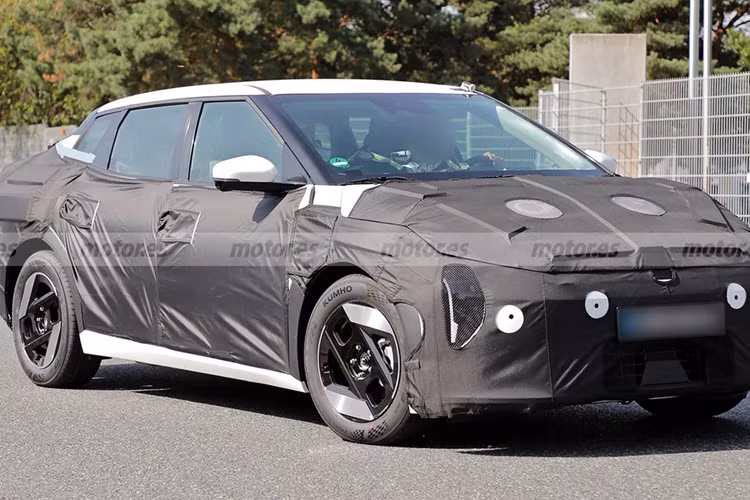 Cả Kia EV3 và EV4 đều dùng khung gầm E-GMP giống EV6 và EV9. Tuy nhiên, EV3 lại dùng hệ thống điện 400V thay vì 800V cao cấp giống các “đàn anh”.