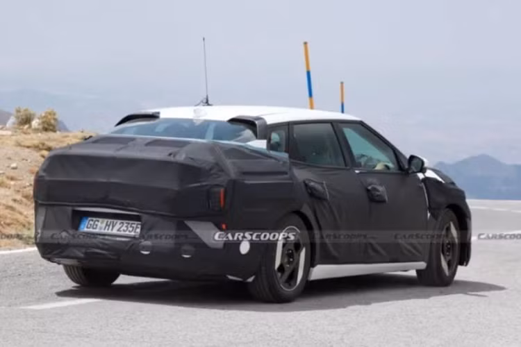 Theo nhiều đồn đoán, Kia EV4 2025 sẽ được trang bị nhiều tùy chọn pin khác nhau, bao gồm các gói pin 58,3 kWh và 81,4 kWh, nhằm đáp ứng nhu cầu đa dạng của người dùng. Bản tiêu chuẩn sẽ được trang bị động cơ điện đơn với công suất 201 mã lực.