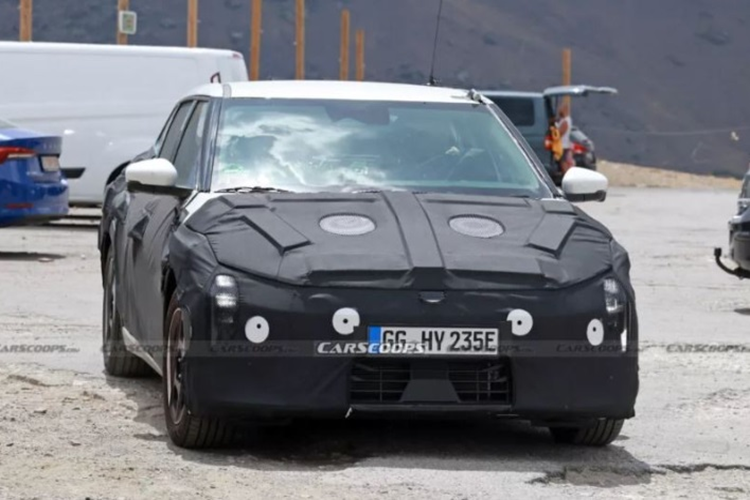 Theo hình ảnh được chia sẻ, Kia EV4 2025 mới sở hữu khoang cabin khá hiện đại với màn hình cỡ lớn kích thước khoảng 12,3 inch được tích hợp với bảng đồng hồ kỹ thuật số và màn giải trí. Ngoài ra, xe còn có một màn mini 5,3 inch dùng để điều khiển điều hòa nằm xen giữa 2 màn này.