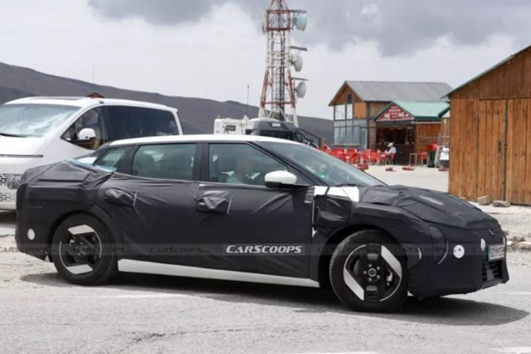 Dùng chung khung gầm E-GMP giống Kia EV3, nên Kia EV4 chạy điện mới dự kiến sẽ được trang bị tính năng điều khiển giọng nói AI ChatGPT cho phép người dùng tương tác với xe bằng cách đặt nhiều câu hỏi và thực hiện lệnh với độ chính xác cao. Bên cạnh đó, xe vẫn có các tính năng kết nối như Apple CarPlay và Android Auto không dây.