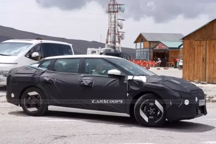 Dùng chung khung gầm E-GMP giống Kia EV3, nên Kia EV4 chạy điện mới dự kiến sẽ được trang bị tính năng điều khiển giọng nói AI ChatGPT cho phép người dùng tương tác với xe bằng cách đặt nhiều câu hỏi và thực hiện lệnh với độ chính xác cao. Bên cạnh đó, xe vẫn có các tính năng kết nối như Apple CarPlay và Android Auto không dây.