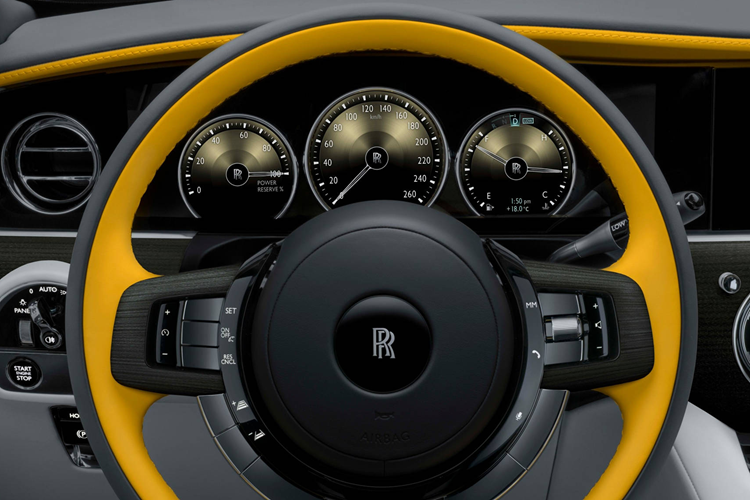 Các nghệ nhân Rolls-Royce đã phải chuẩn bị sẵn công cụ mài mòn bằng kim loại đặc biệt, được tráng hợp chất để cung cấp độ bám cho lớp sơn lót cứng, rồi sơn đè lên cũng với 4 lớp tương tự như ở phần thân xe. Cùng với đó là phần viền khung cửa sổ được sơn màu đen bóng sâu.