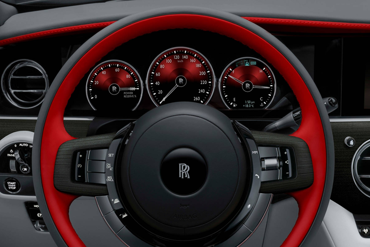 Khi quan sát từ xa, toàn bộ chiếc xe toát lên hiệu ứng lấp lánh ảo diệu hệt như nhìn qua lớp lăng kính – tạo cảm hứng cho tên gọi “Prism” của xe.