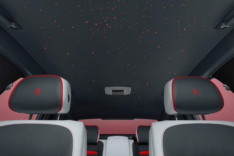 Để làm được điều này, Rolls-Royce chọn phương án phối màu tương phản cho Ghost Prism, với tông màu chủ đạo là xám Gunmetal Grey có thiên hướng tối và trung tính, được kết hợp cùng các họa tiết trang trí với sắc thái rực rỡ, nổi bật, tươi sáng tại nhiều vị trí nhỏ khắp thân xe.